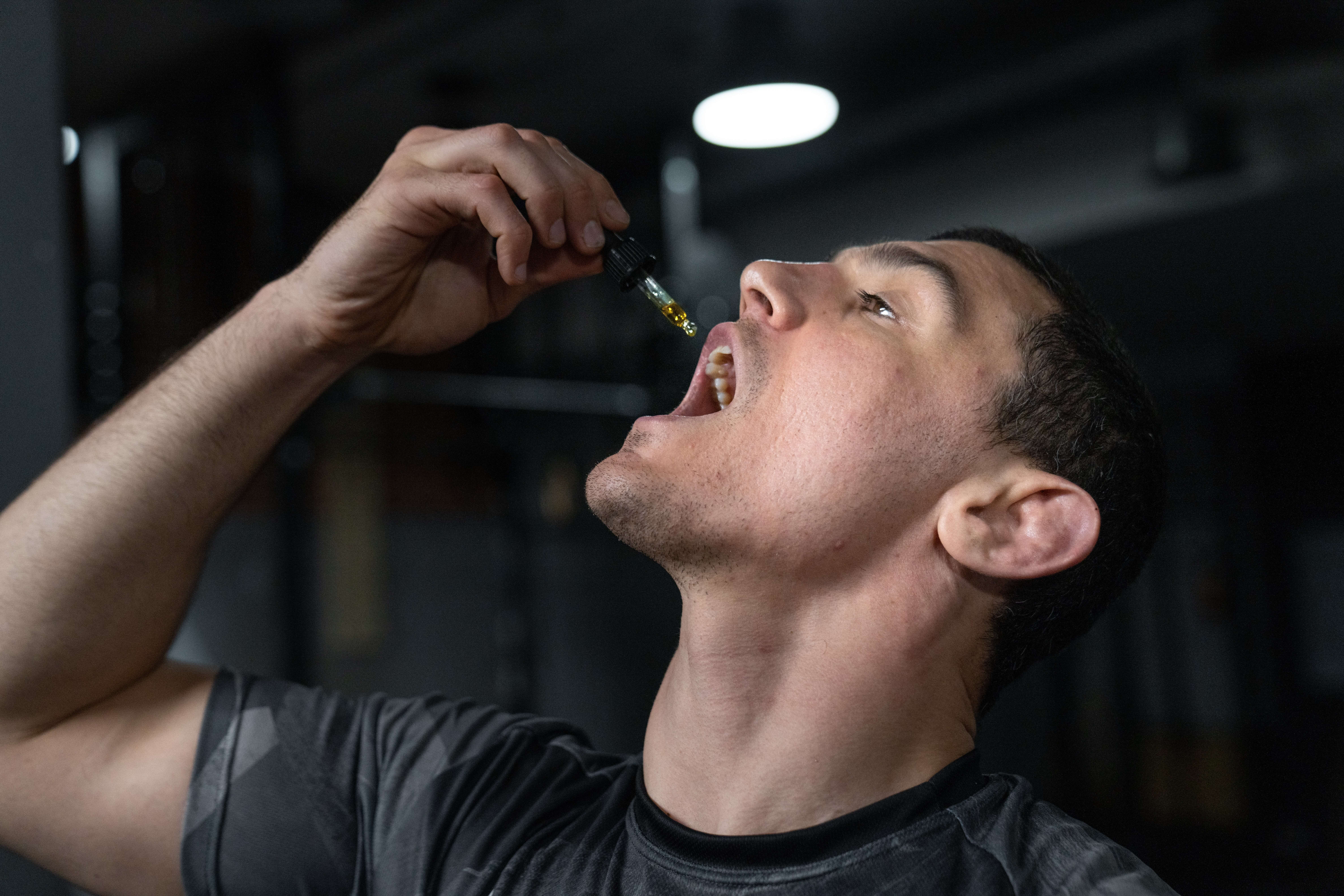 You are currently viewing CBD et Sport : Comment le Cannabidiol Peut Aider à la Récupération Musculaire