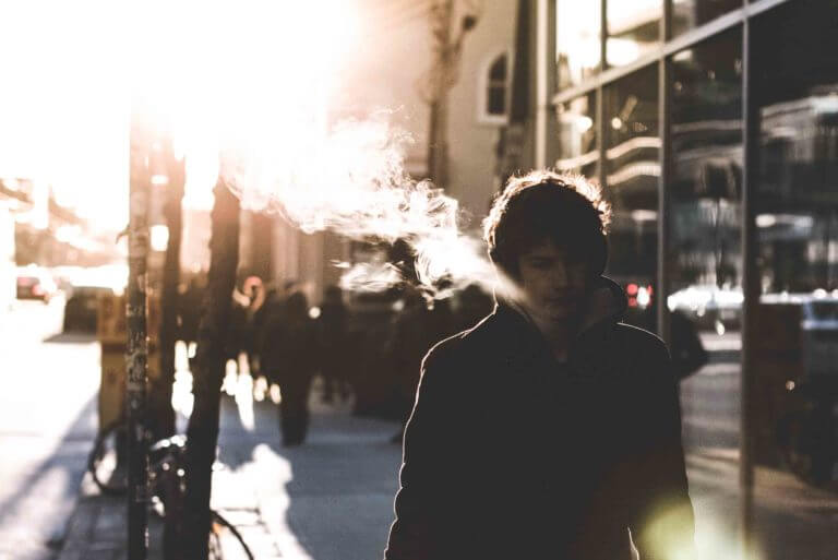 fumeur de cbd dans la rue