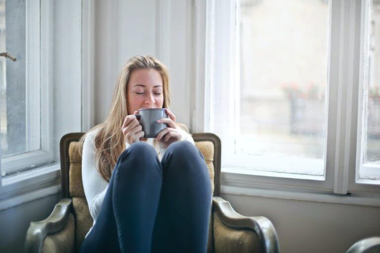 femme relaxée en buvant une tisane au cbd