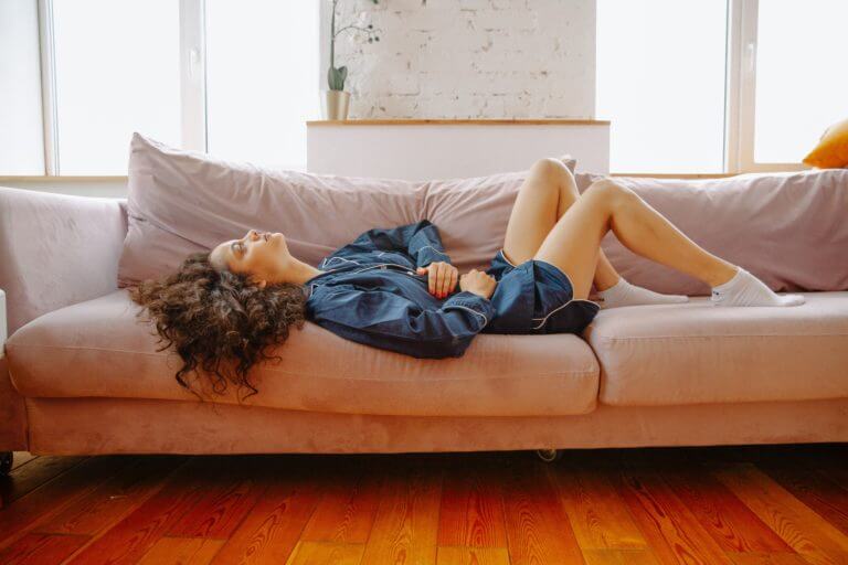 femme souffrant de trouble digestif avant la prise de cbd
